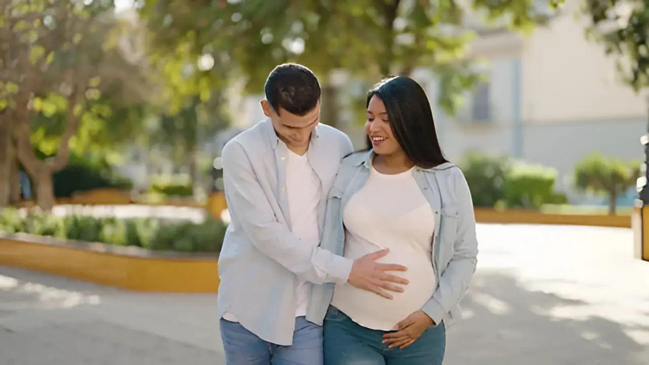 Smiling-happy-pregnant-woman-with-her-partner
